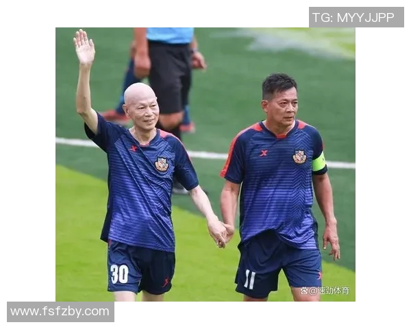 香港足球明星队现场激情演唱展现团队精神与音乐魅力引发观众热烈反响